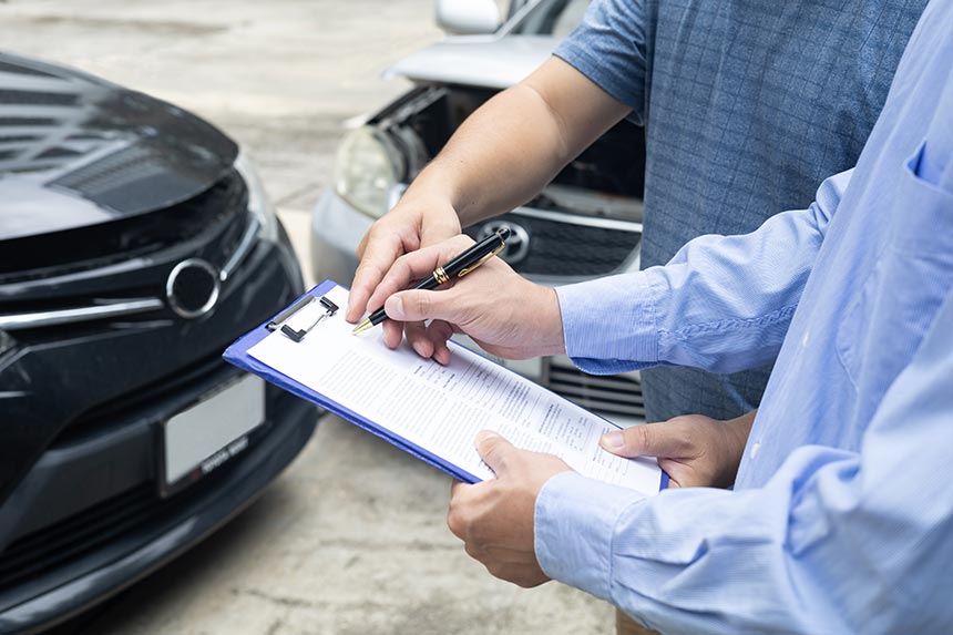 perito y cliente analizando daños en vehiculo