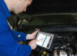 operario viendo en tablet fallo motor