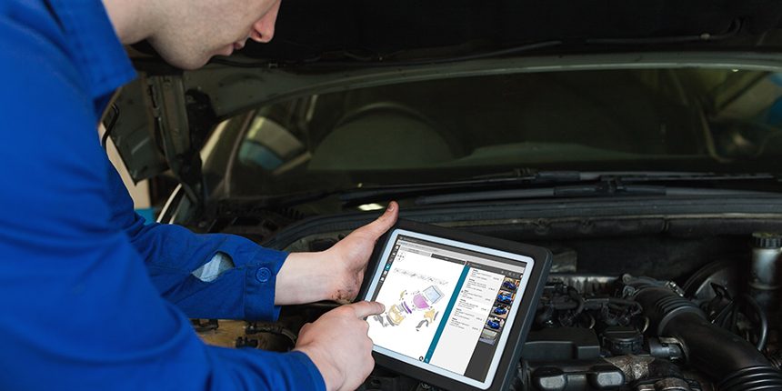 tasatec-noticia-enero operario viendo en tablet fallo motor
