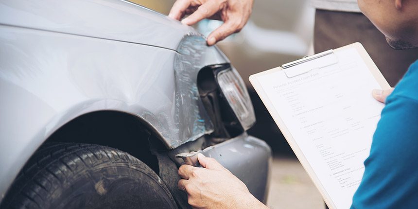tecnico revisando daños vehiculo